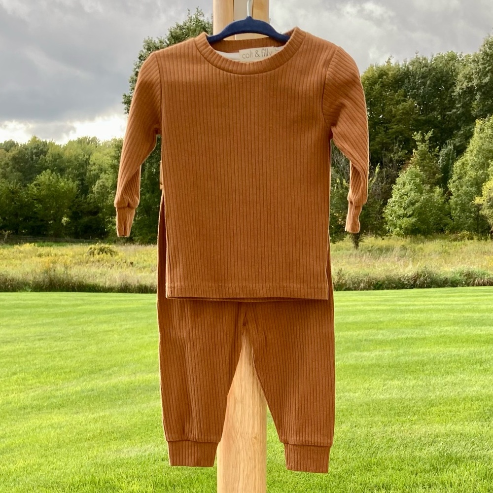 colt & filly: 6-12m organic cotton w/a touch of spandex 2-pc ribbed outfit.